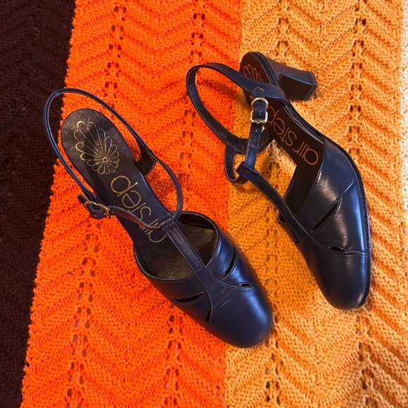 1970s Air step soft sole Dark Blue T-bar Roman Mary Jane heels - made in Canada! - Picture 10 of 11